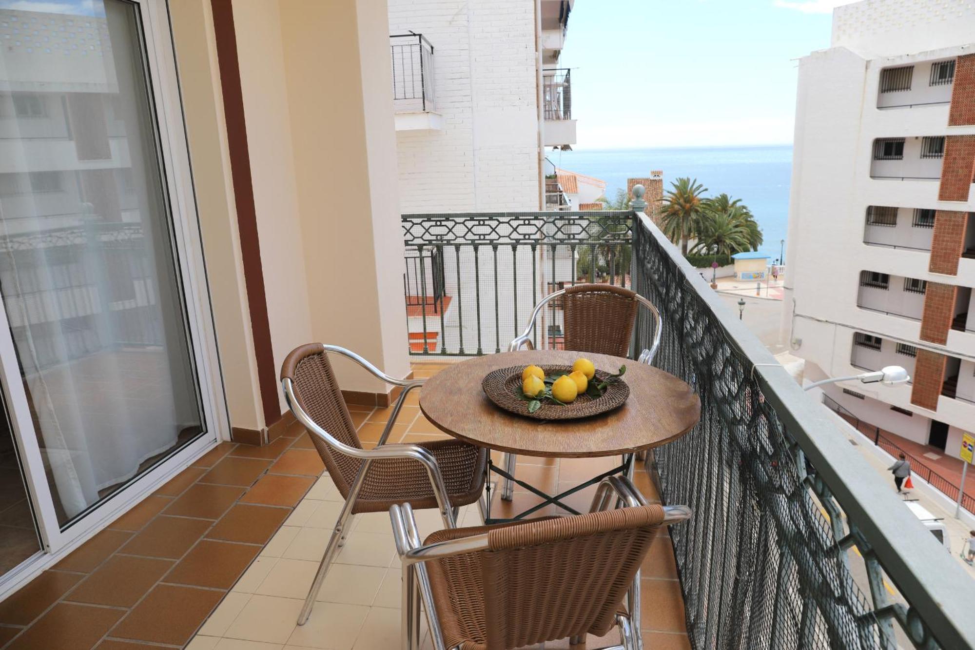 Apartamentos Latin Nerja Luaran gambar